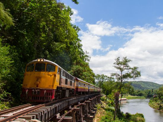 カンチャナブリ1泊2日ツアー　グランピング宿泊＆泰麺鉄道乗車＆JEATH戦争博物館＆ボート遊覧 ＜食事付き／日本語ガイド＞