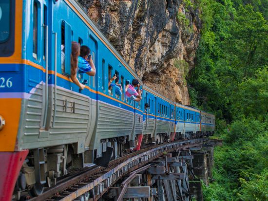 カンチャナブリ日帰りツアー  泰麺鉄道乗車＆JEATH戦争博物館＆ボート遊覧 ＜昼食付き／日本語ガイド＞