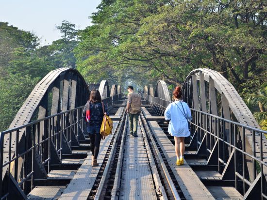 カンチャナブリ日帰りツアー  泰麺鉄道乗車＆JEATH戦争博物館＆ボート遊覧 ＜昼食付き／日本語ガイド＞