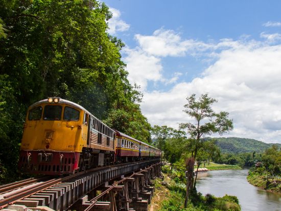 カンチャナブリ日帰りツアー  泰麺鉄道乗車＆JEATH戦争博物館＆ボート遊覧 ＜昼食付き／日本語ガイド＞