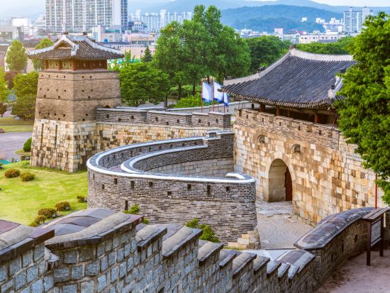 ソウル郊外観光ツアー　世界遺産 水原華城＋華城行宮　選べる名物グルメの昼食付き・伝統衣装体験付プラン＜午前・1日／日本語ガイド／ホテルお迎え付き＞