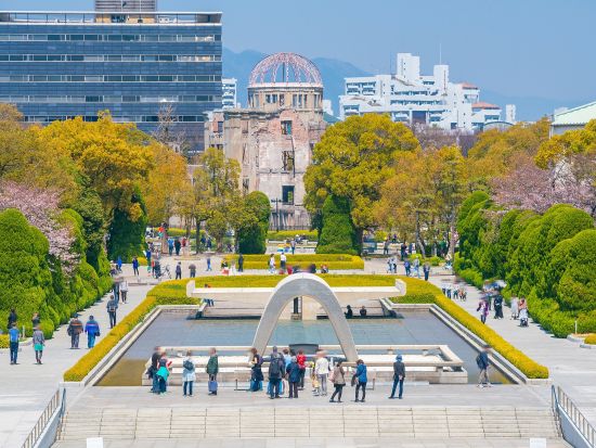 貸切観光タクシー 広島城＋平和記念公園＋縮景園＜4時間～／1-6名／広島市内or空港発・宮島口フェリー乗場着＞4名参加で1名8,275円～ byカープタクシー