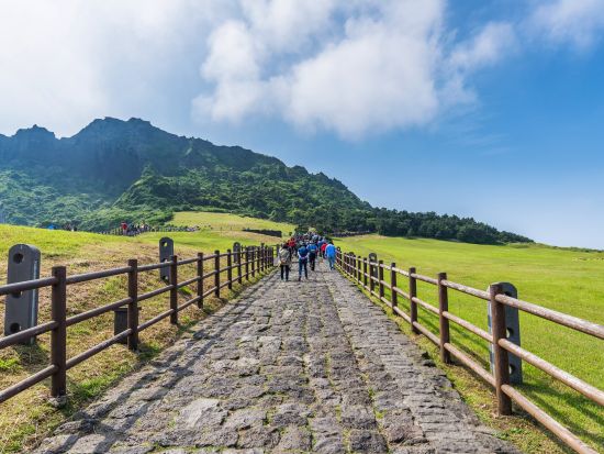 済州島＋牛島観光ツアー　2大世界遺産巡り　城山日出峰＋万丈窟（拒文オルム） 海鮮鍋ランチ付き＜1日／日本語ガイド／送迎付／貸切プラン有＞