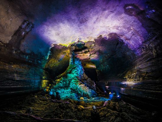 済州島観光ツアー　2大世界遺産巡り　城山日出峰＋万丈窟（拒文オルム）　スカイウォーターショー　海鮮カルグクス＆黒豚の2食付き＜1日／日本語ガイド／ホテル送迎付＞