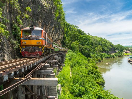 【貸切】カンチャナブリ観光ツアー　ワット・タムスア＋泰麺鉄道乗車＋クウェー川鉄橋＜1日／日本語ガイド／ビュッフェランチ／往路送迎＞