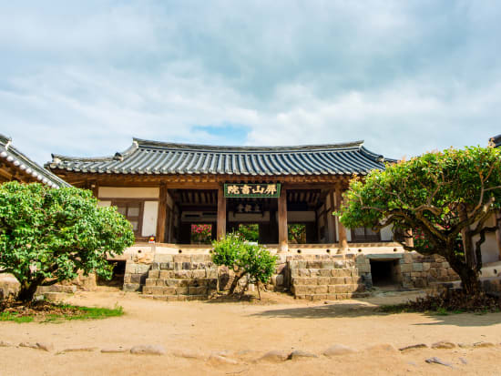 Korea_Andong_Byeongsanseowon Confucian Academy_屏山書院_shutterstock_671377201