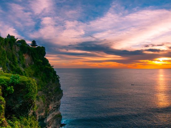 Indonesia_Bali_Pura Uluwatu at sunset_shutterstock_192971861