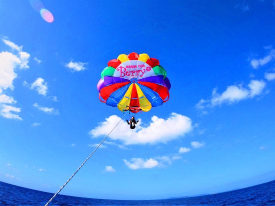 慶良間(チービシ)パラセーリング　高画質カメラGoPro動画撮り放題！1名参加でも100％開催のお一人様大歓迎体制＜送迎・レインコート・バスタオル無料／那覇発＞