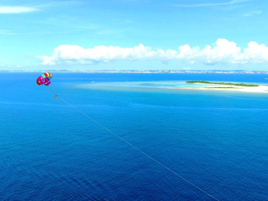 慶良間(チービシ)パラセーリング　高画質カメラGoPro動画撮り放題！1名参加でも100％開催のお一人様大歓迎体制＜送迎・レインコート・バスタオル無料／那覇発＞