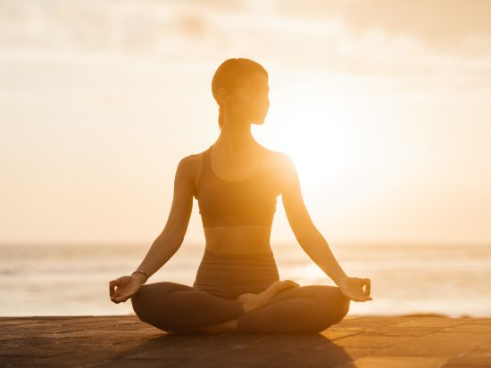 サンライズ・ヨガ＆アリラ・マンギスの贅沢ブランチ　超感動の朝日鑑賞、ランプヤン寺院でのお祈り体験も！ ＜現地ガイド ※日本語可＞