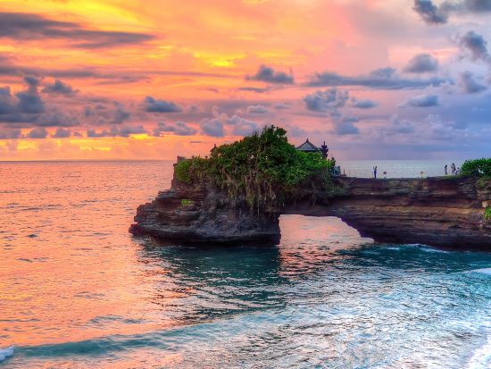 【貸切】人気の2大寺院へ！　世界遺産タマン・アユン寺院＋タナロット寺院の夕日観賞＋デンパサールの街散策ツアー＜1日／日本語ガイド＞