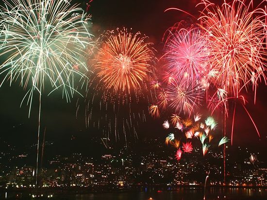 img_izu_atamihanabi002_735_480