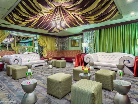 02_LuxuriousGreenRoom