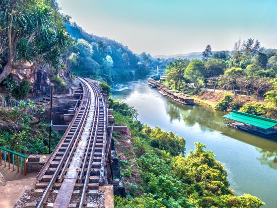 カンチャナブリ1泊2日ツアー　グランピング宿泊＆泰麺鉄道乗車＆JEATH戦争博物館＆ボート遊覧 ＜食事付き／日本語ガイド＞