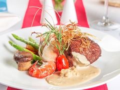 ビーフフィレ肉 クリーミーマッシュルームソースがけ