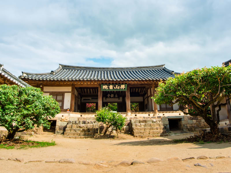 Korea_Andong_Byeongsanseowon Confucian Academy_屏山書院_shutterstock_671377201