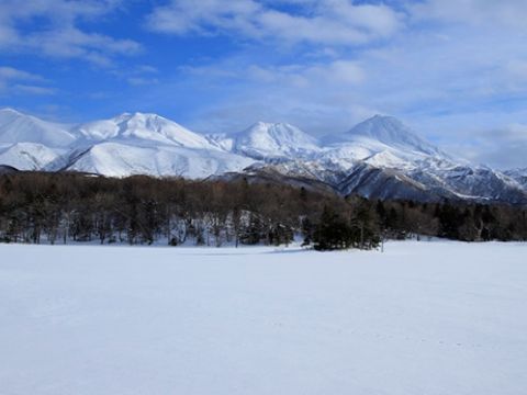 知床五湖スノーシュー  認定ガイドとだけ行ける！湖面の上を歩く冬限定コース 真っ白な知床連山に感動＜4.5時間／1～3月／ウトロ地区送迎付／斜里町＞