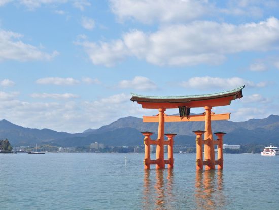 貸切観光タクシー 宮島・厳島神社日帰りツアー 島内タクシー観光も可能＜4時間～／1-6名／宇品港・五日市港発着＞4名参加で1名8,275円～ byカープタクシー