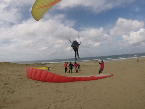 鳥取砂丘 パラグライダー半日体験 日本海を眺める砂丘の上を飛んでみよう！幼稚園以上のお子様から参加可能＜3時間／鳥取市＞by 鳥取砂丘パラグライダースクール