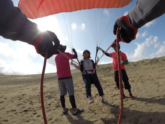 鳥取砂丘 パラグライダー半日体験 日本海を眺める砂丘の上を飛んでみよう！幼稚園以上のお子様から参加可能＜3時間／鳥取市＞by 鳥取砂丘パラグライダースクール
