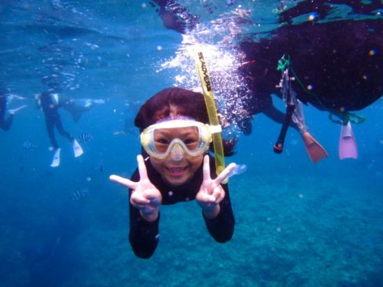 【ベストプライス】青の洞窟 シュノーケリング　グループ専属の貸切ガイドがご案内！当日15時まで受付＜ボート／ショップ設備利用可／恩納村発＞