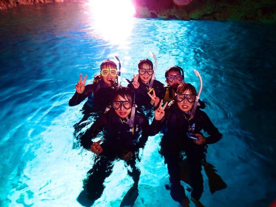 【ベストプライス】青の洞窟 シュノーケリング　グループ専属の貸切ガイドがご案内！当日15時まで受付＜ボート／ショップ設備利用可／恩納村発＞