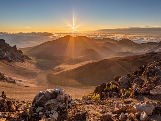 ハレアカラ山頂 日の出鑑賞ツアー　マウイ島最高峰の山頂で自然の偉大さを感じる ＜午前／朝食付き／英語ガイド＞
