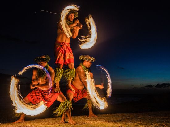 伝統ルアウ＆フラ・ハワイアンショー　ボイジャーズ・オブ・ザ・パシフィック（ロイヤルコナリゾート内）＜月・火・水・金催行／ブッフェ夕食／飲み放題／シェルレイ付＞