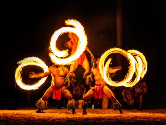 伝統ルアウ＆フラ ハワイアンショー　マウイの神話 ＜優先入場VIP席あり／ビュッフェ夕食／飲み放題／ロイヤル・ラハイナ・リゾート＞