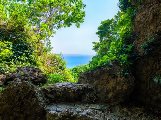 世界文化遺産「斎場御獄」+神の島「久高島」パワースポット巡り 地元教育委員会認定のガイドが案内！厚焼ポーク玉子おにぎり付き＜1日／那覇市ホテル送迎あり／那覇発＞