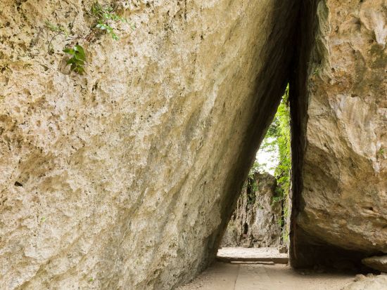 世界文化遺産「斎場御獄」+神の島「久高島」パワースポット巡り 地元教育委員会認定のガイドが案内！厚焼ポーク玉子おにぎり付き＜1日／那覇市ホテル送迎あり／那覇発＞