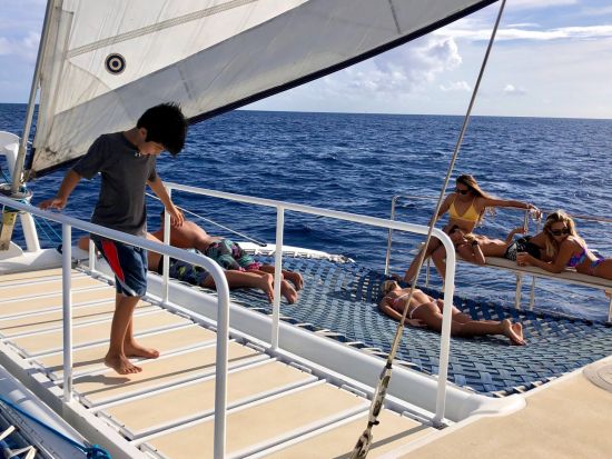 ウミガメシュノーケリング　モアナ号　広々快適な大型カタマラン船でリラックス！アルコール含むドリンク購入可　貸切プランあり＜3時間／英語／ケワロ湾発＞