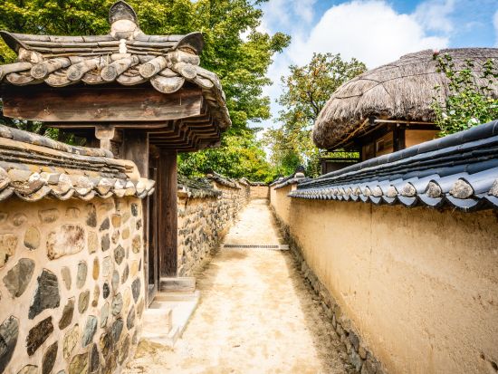 2010年に世界遺産に登録！安東(アンドン)日帰りツアー　河回村＋仮面博物館＋芙蓉臺＋花川書院＜月・水・土／終日／ホテル送迎付／日本語ガイド／名物塩サバ昼食付＞