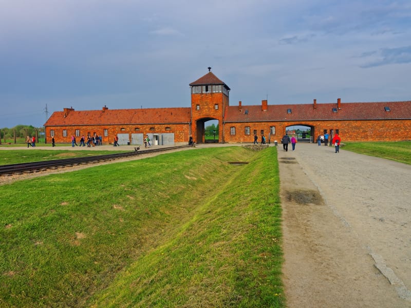 Poland_Auschwitz_Concentration_Camp_Main_Entrance_Gate_shutterstock_529833796