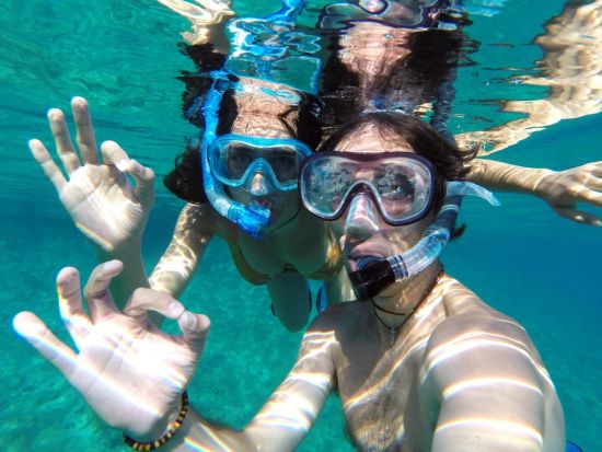 マウイ島シュノーケリング＆セーリングツアー　コーラルガーデンまたはモロキニ島でシュノーケリング！グラスボトムルームから海中も見学＜ランチ付き／英語ガイド＞