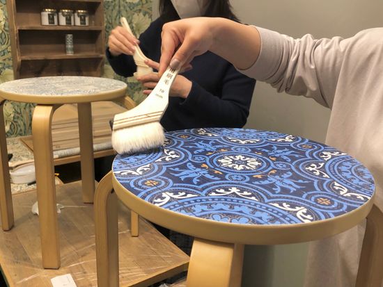 Diy女子デビュー お部屋の素敵アイテム 手作りワークショップ 輸入壁紙のスツール パネル 吉祥寺 By Decor Interior Tokyo 東京の観光 遊び 体験 レジャー専門予約サイト Veltra ベルトラ Diy女子デビュー お部屋の素敵アイテム 手作りワークショップ 輸入壁紙のスツール パネル 吉祥寺 By Decor Interior Tokyo 東京の観光 遊び 体験 レジャー専門予約サイト Veltra ベルトラ