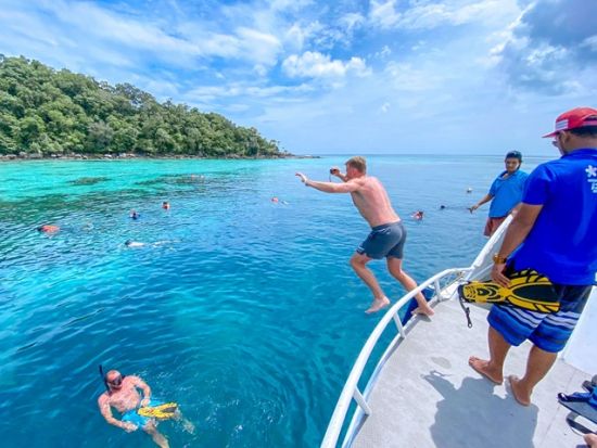 スリン諸島シュノーケリングツアー　国立公園上陸＋先住民族モーケン族村訪問＜1日／スピードボート／英語ガイド／昼食／送迎付＞