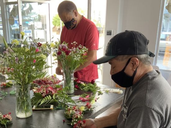 フラワーアレンジメントワークショップ＜手作り体験教室＞オリジナルのレイ作りに挑戦　By Hanapua Flowers