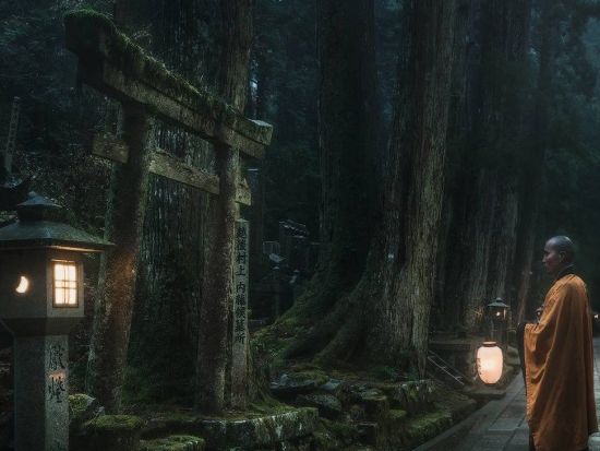 高野山 奥之院ナイトツアー 神秘的な夜の奥之院を僧侶や元執事がご案内 ＜混載／1名から参加可＞by 株式会社オーサムツアーズ