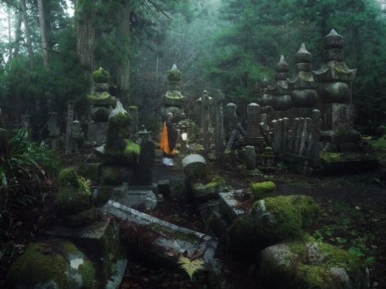 高野山 奥之院ナイトツアー 神秘的な夜の奥之院を僧侶や元執事がご案内 ＜混載／1名から参加可＞by 株式会社オーサムツアーズ