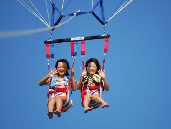 絶景パラセーリング 恩納ブルーを眺めながら空中散歩！カップル・ファミリーにもおススメ◎＜約1時間30分／恩納村発＞