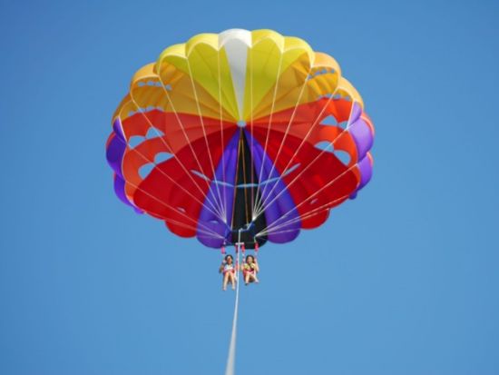 絶景パラセーリング 恩納ブルーを眺めながら空中散歩！カップル・ファミリーにもおススメ◎＜約1時間30分／恩納村発＞