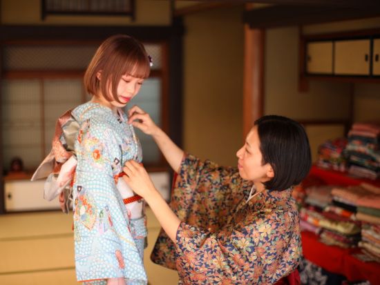 着物レンタル＆着付け体験　プロに着付けてもらった後は自由に宮島散策＜宮島＞