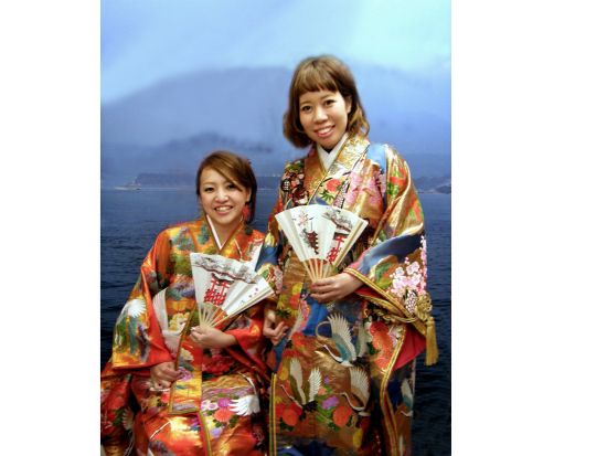 着付け体験 平安貴族の装いで記念写真 思い出に残るしゃもじへの写絵プランあり＜宮島＞