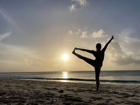 ビーチヨガ　波の音を聞きながら旅なかでもリラックス時間を＜モーニング or サンセット／宮古島＞byオーシャンキング