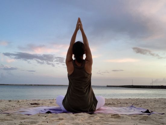 ビーチヨガ　波の音を聞きながら旅なかでもリラックス時間を＜モーニング or サンセット／宮古島＞byオーシャンキング