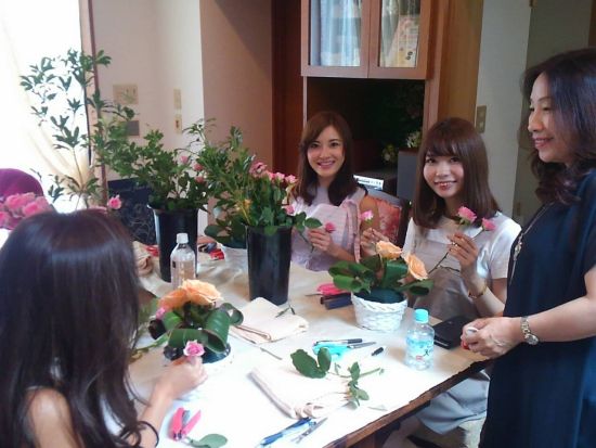 【女性限定】フレッシュフラワーアレンジメント体験　短時間でゴージャスな作品をつくりませんか【40分】＜恵比寿＞by ブルーベルフラワーセラピーアカデミー 