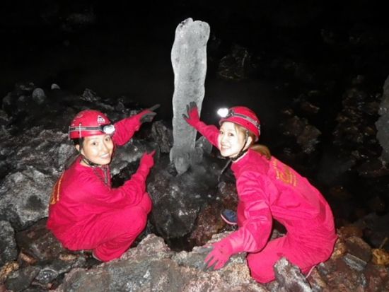 青木ヶ原樹海半日トレッキングツアー 神秘の樹海散策とありのままの自然が残る溶岩洞窟探検で氷柱見学＜午前・午後／富士河口湖町＞