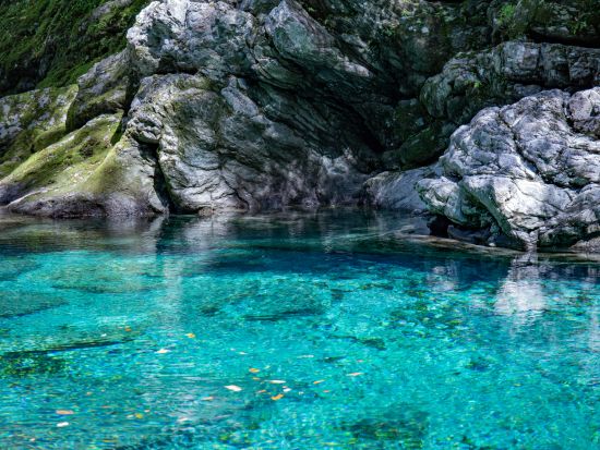 貸切観光タクシー 神秘の青「仁淀ブルー」を満喫！にこ渕＋水晶渕＋名越屋沈下橋＆中津渓谷 桂浜も追加OK＜4時間半～7時間／選べる出発時間／高知空港・高知市内発＞