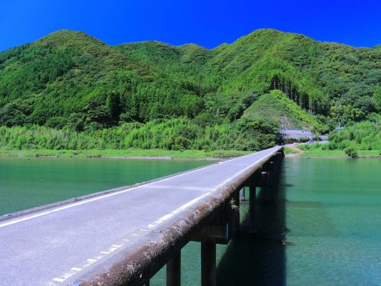 貸切観光タクシー 神秘の青「仁淀ブルー」を満喫！にこ渕＋水晶渕＋名越屋沈下橋＆中津渓谷 桂浜も追加OK＜4時間半～7時間／選べる出発時間／高知空港・高知市内発＞